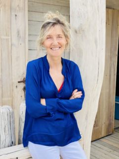 L'écrivain Sylvie Bourgeois Harel au Club 55 à Ramatuelle sur la plage de Pampelonne
