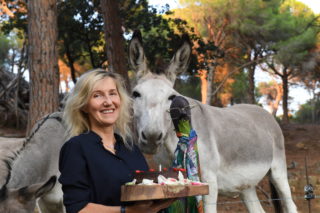 Sylvie Bourgeois Harel fête l'anniversaire de Marcelline l'aubergine à la ferme des Bouis à Ramatuelle