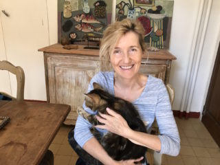 L'écrivain Sylvie Bourgeois Harele t son chat Lumière du Sud au château de La Mole dans le Var